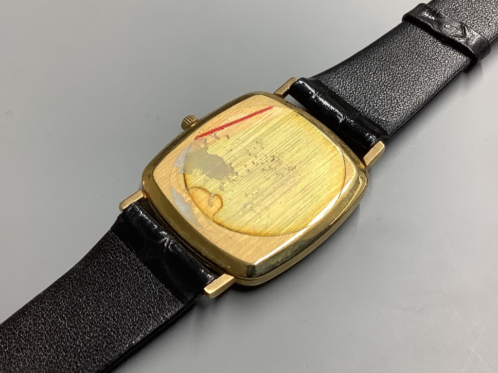 A gentleman's modern 9ct gold Avia quartz wrist watch, on a leather strap, case diameter 29mm